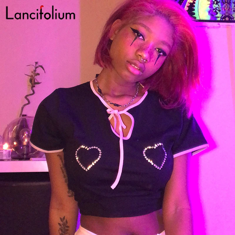 Женская короткая футболка летняя черная с графическим принтом в виде сердца и