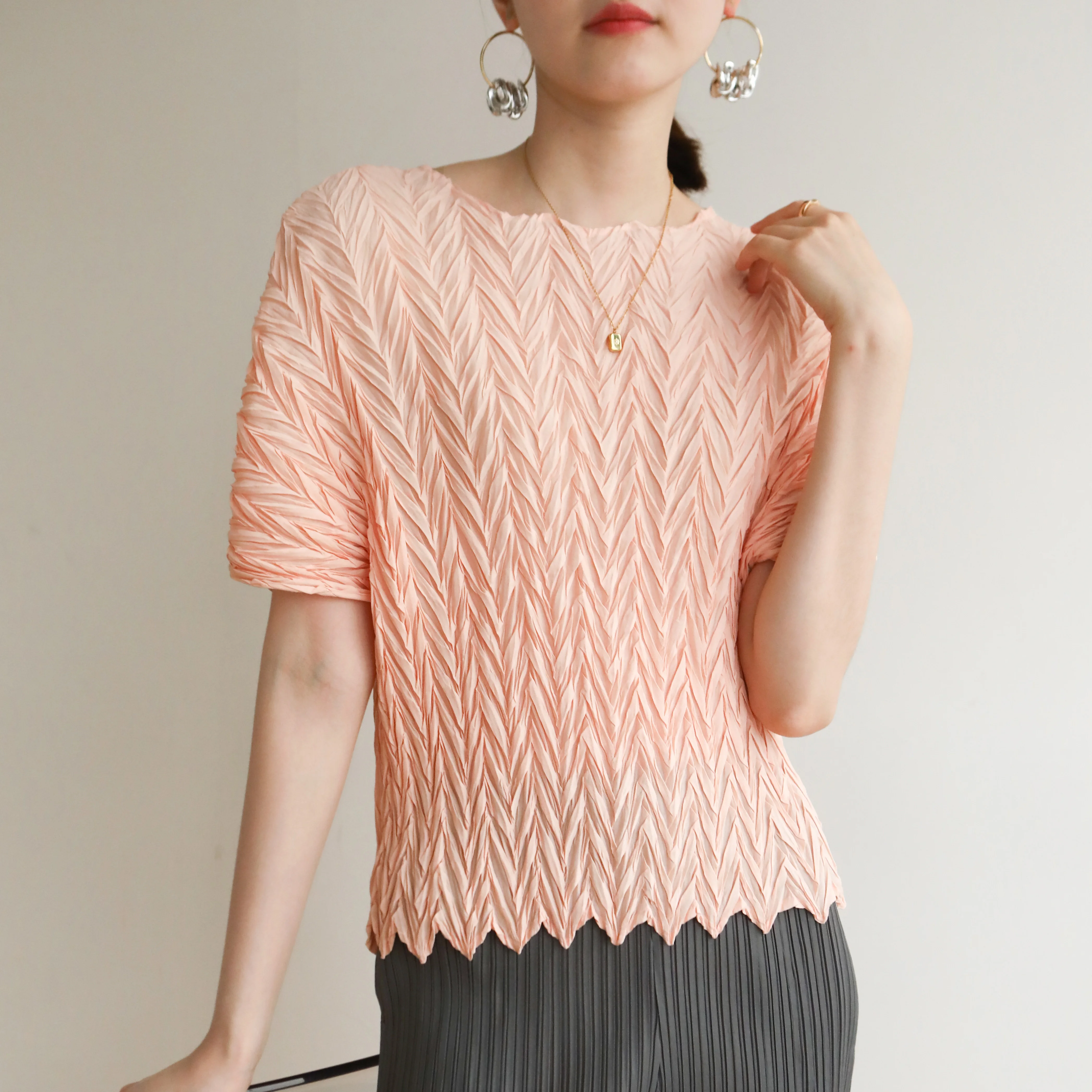 Issey summer Miyake pleated fresh fashion slimming T-shirt is directly supplied by the manufacturer