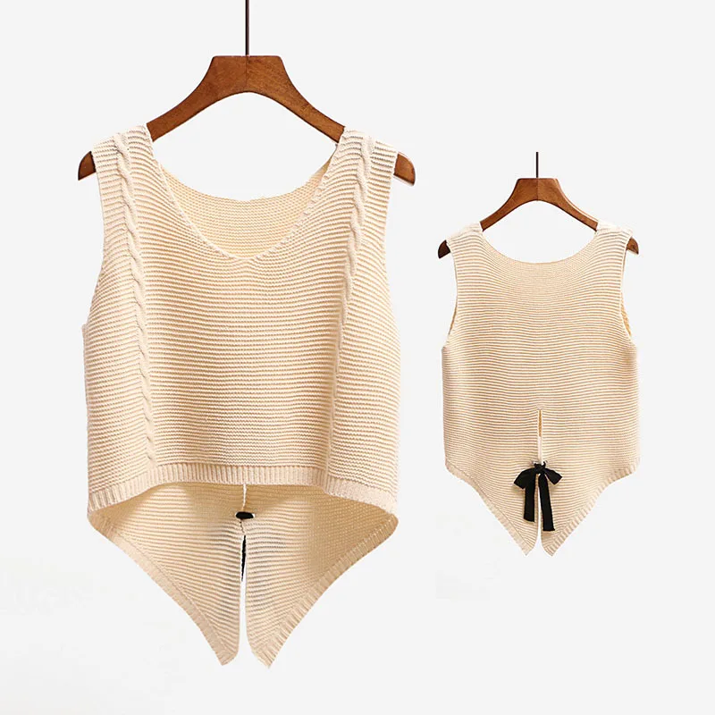 Женский короткий вязаный жилет с разрезом сзади и бантом асимметричный без