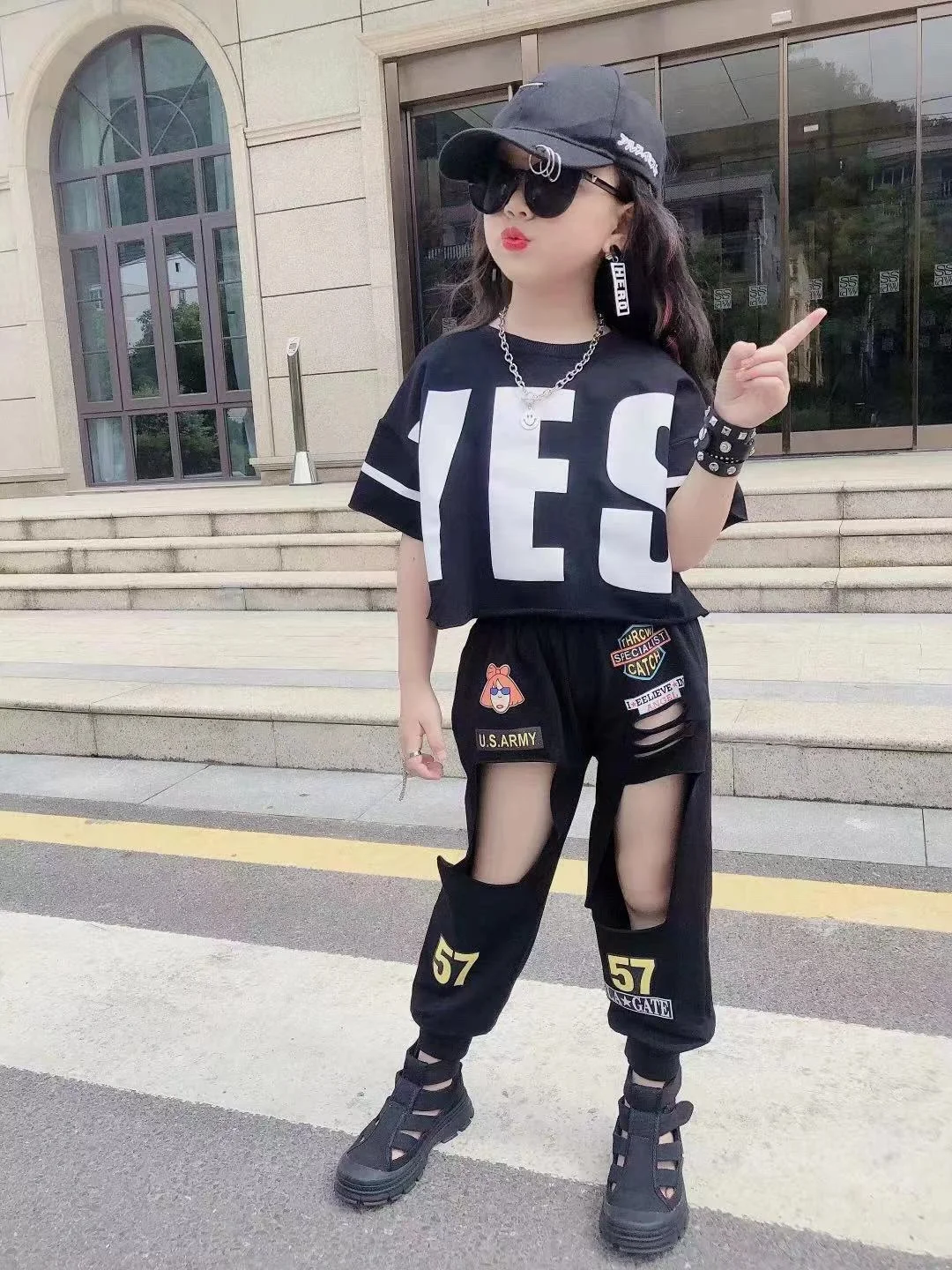 Комплект одежды с рваными штанами для девочек Новинка 2022 года Модные