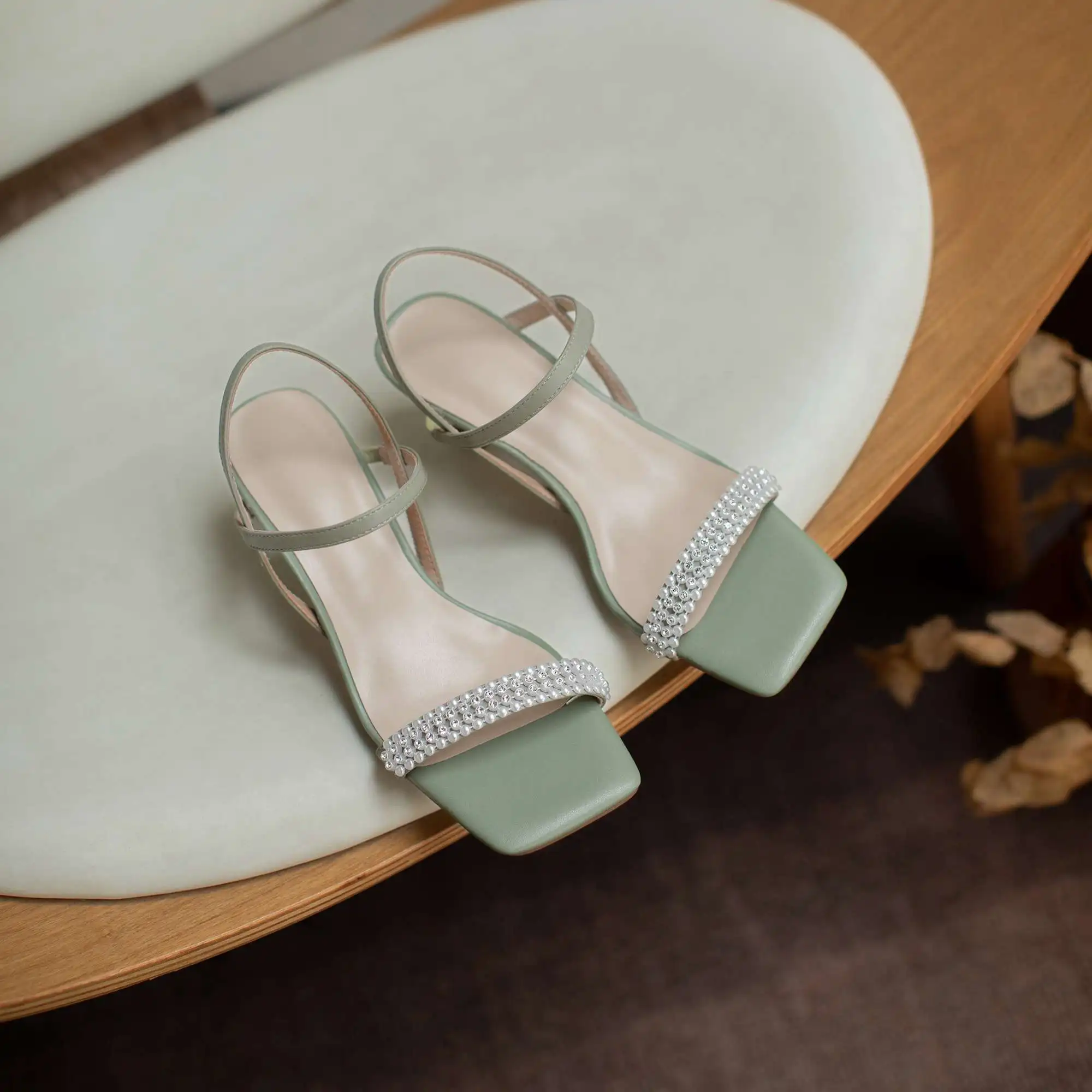 

Krazing pot genuine leather thin high heels pearl beading high fashion slingback sweet girls slip on summer sandals women L62