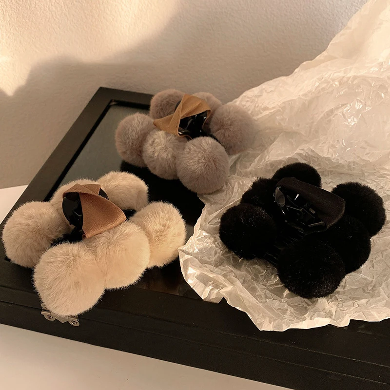 

Korean Version Ball Catch Clip Sweet Plush Shark Clip Hair Accessories Solid Color Hair Clip Temperament Exquisite Hair Clip