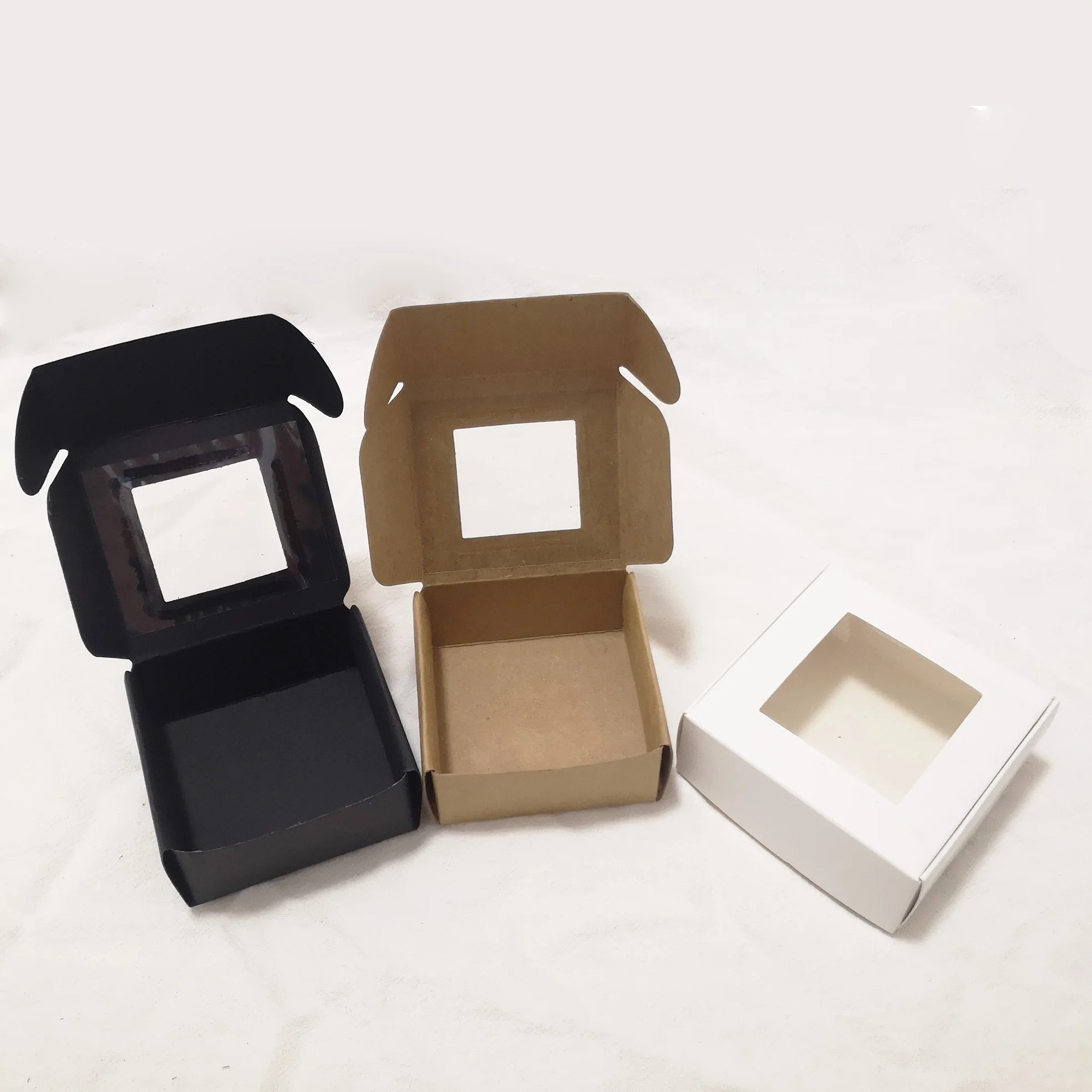 

30 шт пустая коробка для конфет из крафт-бумаги с окном, белое мыло ручной работы в коробке, черное ювелирное печенье в подарок коробка, крафт-...