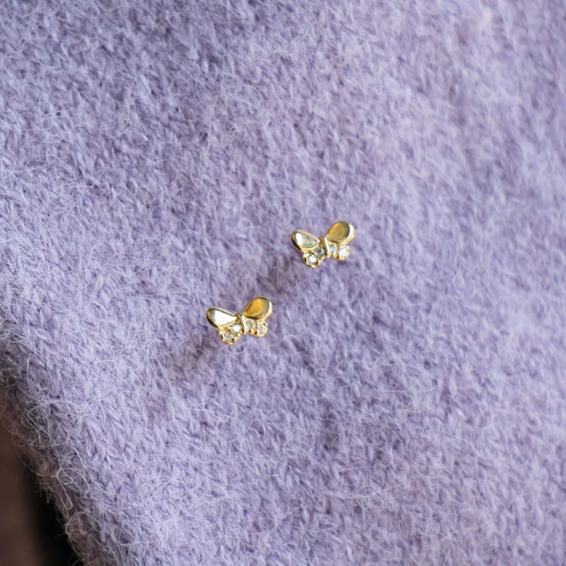 Однотонные золотые серьги-гвоздики с бабочками и кристаллами 9k миниатюрные