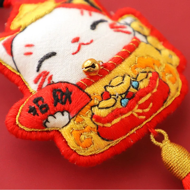 Амулет ручной работы с вышивкой счастливая кошка Манеки Неко набор для рукоделия