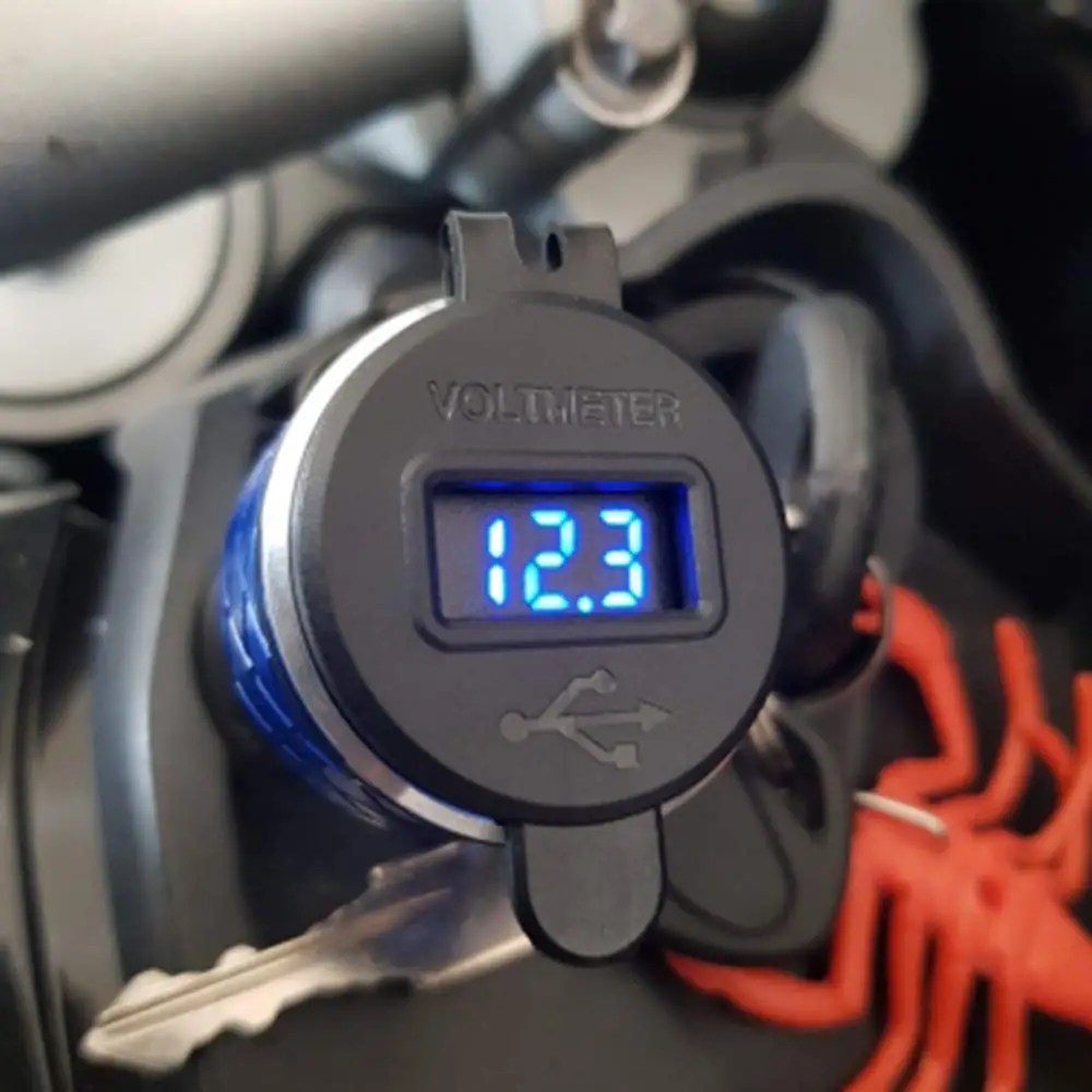 Зарядное устройство DIN to USB для мотоцикла Triumph Tiger 800 on с выходом 5В 2,1А, розеткой питания, вольтметром и корпусом из алюминиевого сплава.
