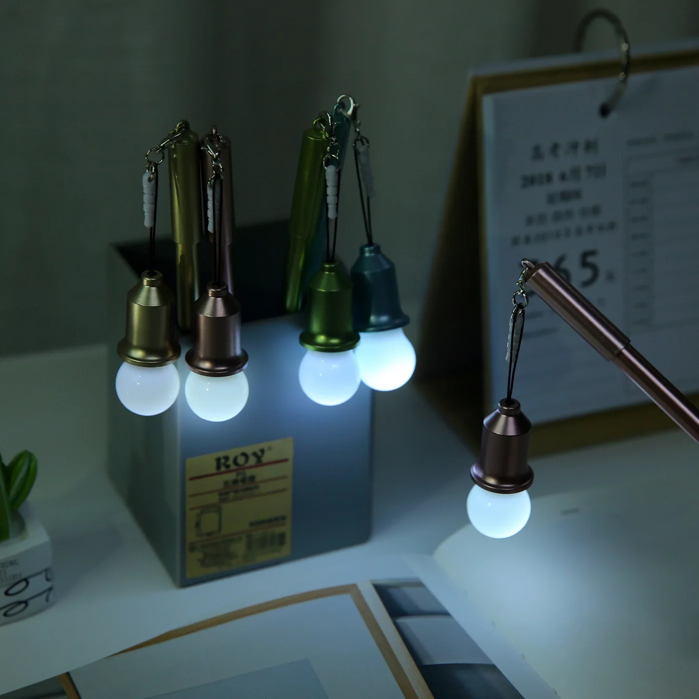 

1 Pcs Cartoon Cute Creative Light Bulb Modeling Neutral Pen School Student Supplies Dust Plug Gel Pen Multifunctional Stationery