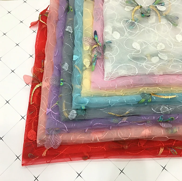 Новые кроссовки с верхом из мягкой сетки украшенным крученой пряжей на вышитая