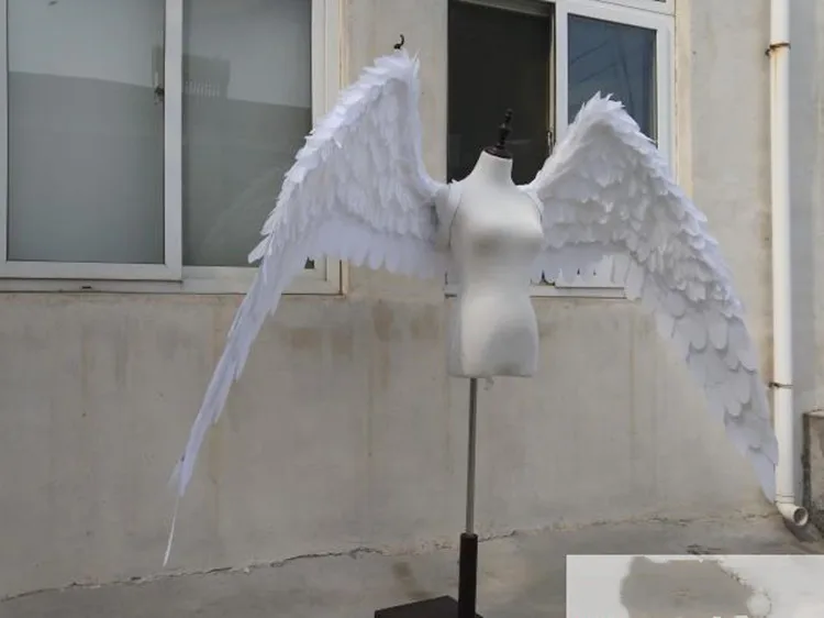 

Крылья ангела с белыми и черными перьями для показа одежды