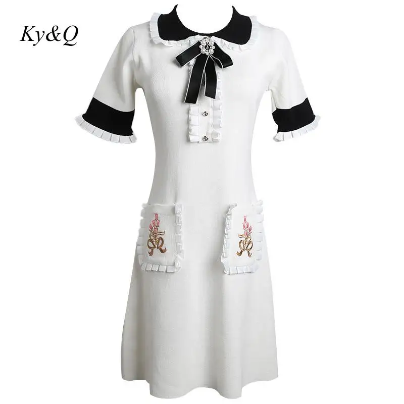 Женское трикотажное платье длинное приталенное с цветочной вышивкой отворотом и