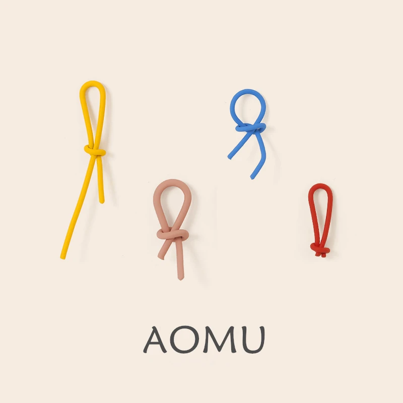 Женские серьги гвоздики в минималистичном стиле AOMU из металла с изогнутой линией