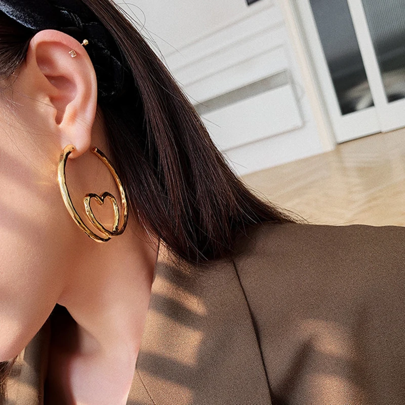 

Новые Модные полые серьги-кольца с большим кругом в виде сердца для женщин, Простые Романтические ювелирные изделия золотого цвета, красивы...