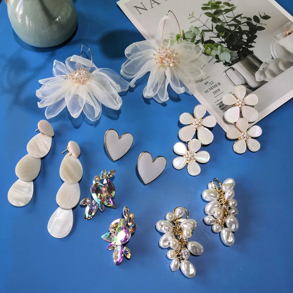 Женские серьги сердечки с большим цветком белые ручной работы для свадебной