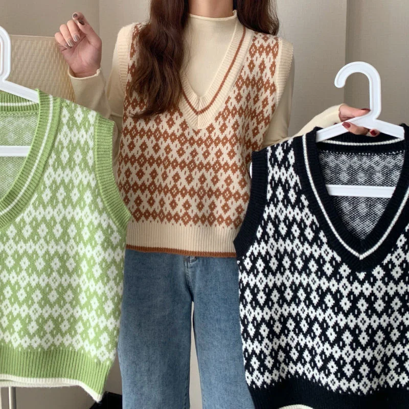 

Свитер женский с V-образным вырезом