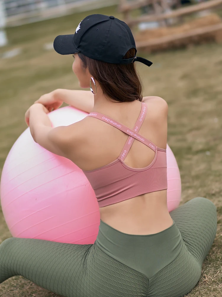 Действительно необычный спортивный жилет женский можно носить на улице для бега