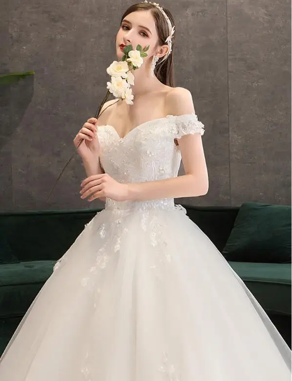 Простое кружевное свадебное платье с открытыми плечами и V-образным вырезом |