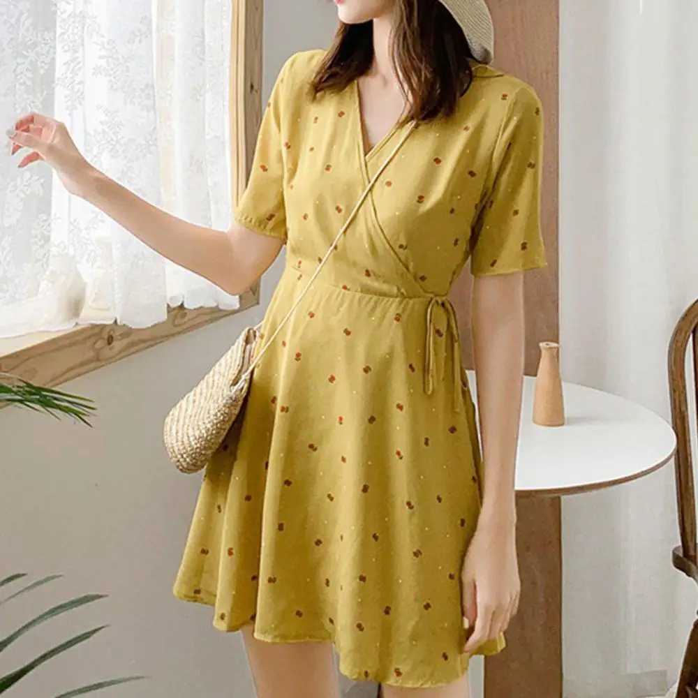 Мини-платье с цветочным принтом v-образный вырез короткий рукав узкое винтажное