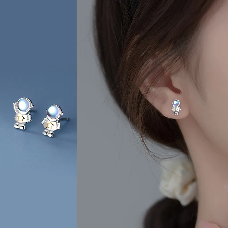 

Женское ювелирное изделие из серебра 925 пробы с изображением астронавта