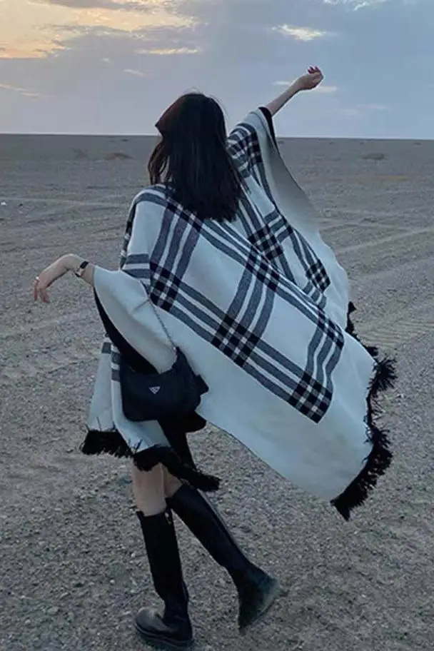 VANOVICH 2022 Autumn and Winter New Knitted Ponchos Loose Mid-length Outer Wear Capes Plaid Tassel Casual Korean Cape Coat |