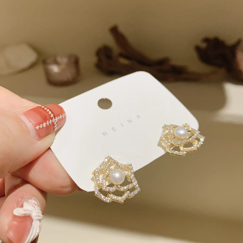 

Hollow Camellia Stud Earrings French lady style golden rhinestone Pearl Romantic Earrings elegant jewelry for Women Girls