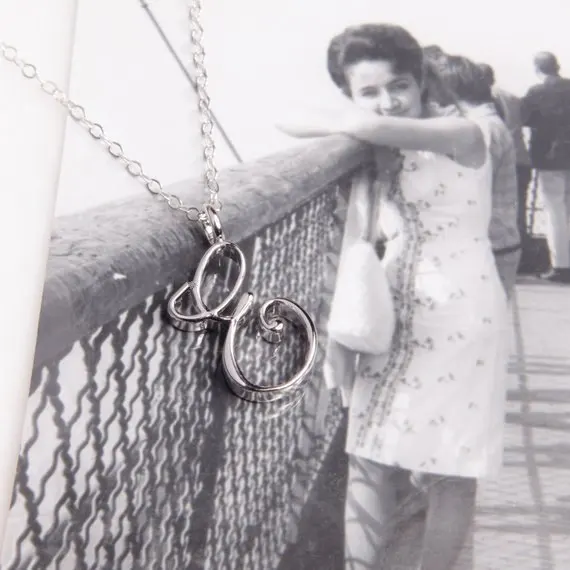 

Monogram E Letter Necklace Alphabet Cursive E Initial Name Text Character Clavicle Charm Jewelry for Friends Gift