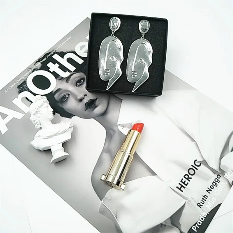 Бесплатная доставка новые серьги-подвески Timlee E088 с изображением печали и лица