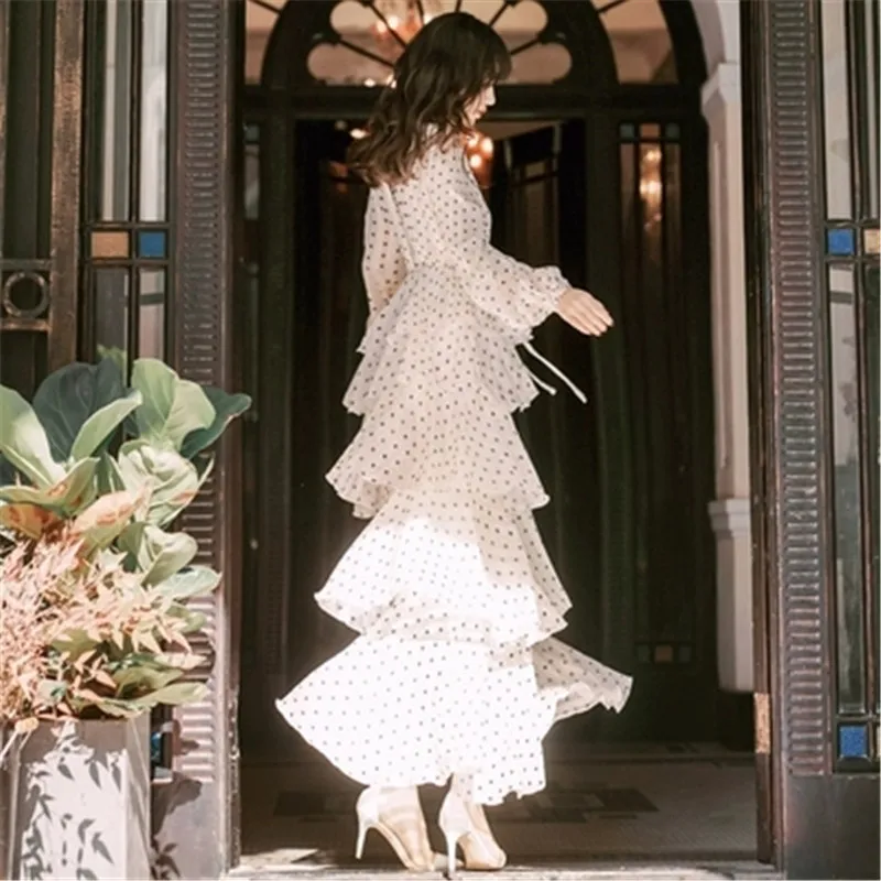 Женское шифоновое платье с каскадными оборками длинное в горошек длинными