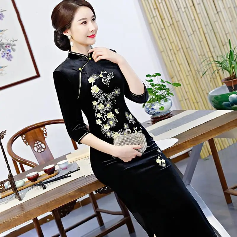 Изысканная вышивка цветок для женщин Qipao зима теплый бархат Cheongsam классический элегантный тонкий длинное китайское платье размера плюс - Цвет: Black2