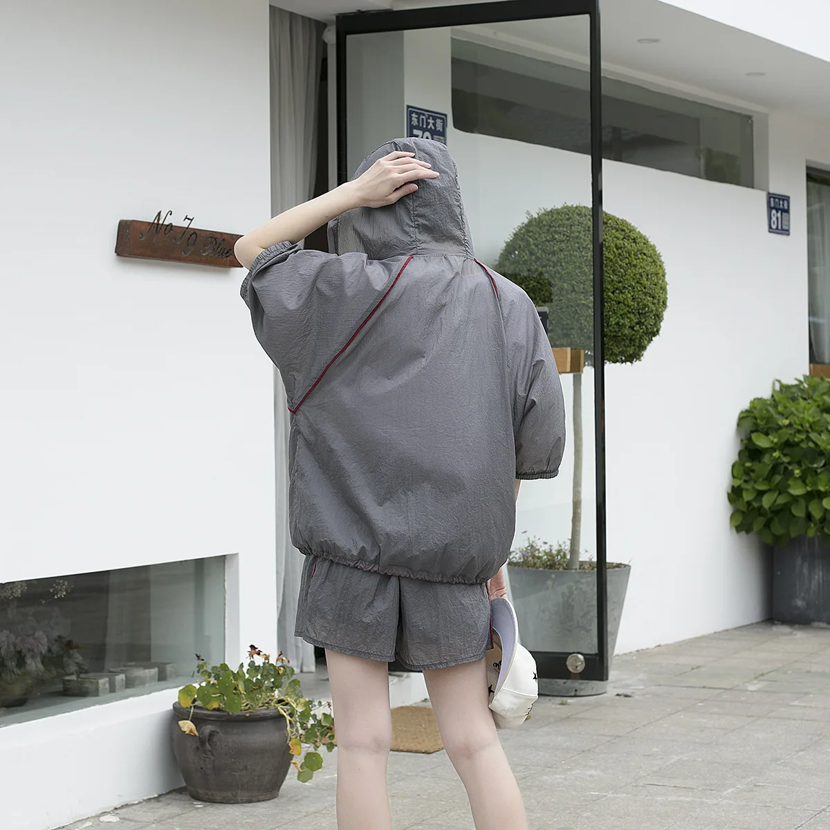 Женский костюм из двух предметов свободная куртка с коротким рукавом капюшоном и