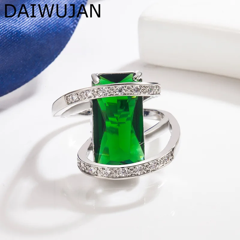 

Женское Двухслойное кольцо из серебра 925 пробы с изумрудом