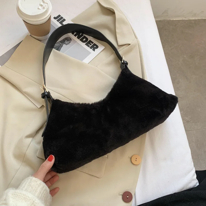 

High Quality Furry Underarm Bag Women 2020 Autumn and Winter New Trendy Niche Design Plush Baguette Bag Shoulder Messenger Bag