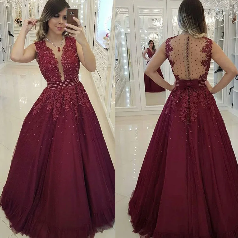 Свадебное платье трапециевидной формы с v образным вырезом украшенное кристаллами кружевной аппликацией