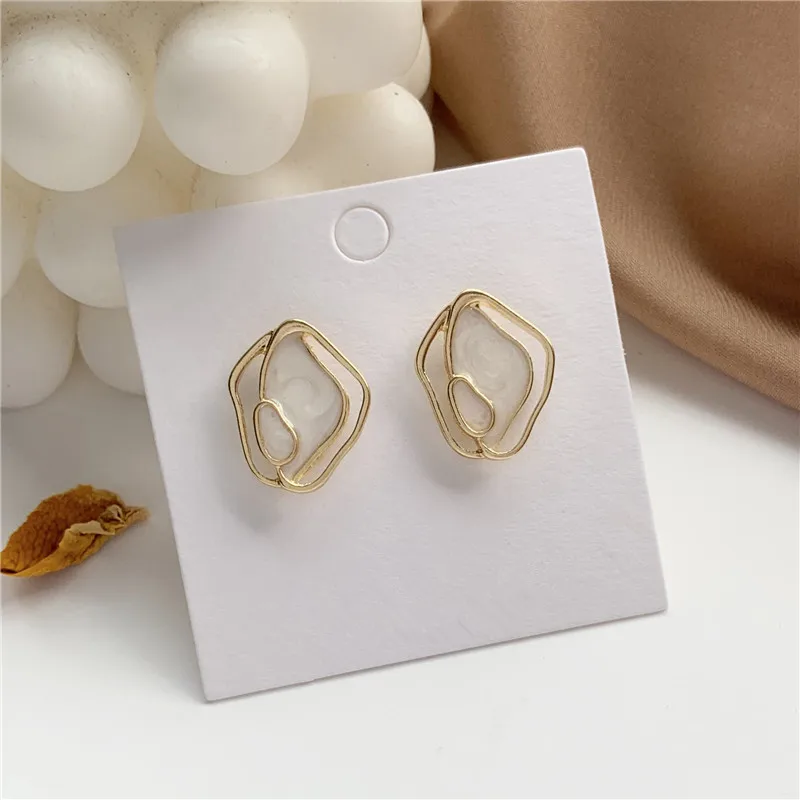 

Fashion Creative Outfit Irregular Geometric Art Design Atmosphere Stud Earrings for Women Banquet Jewelry Golden Earrings Trendy