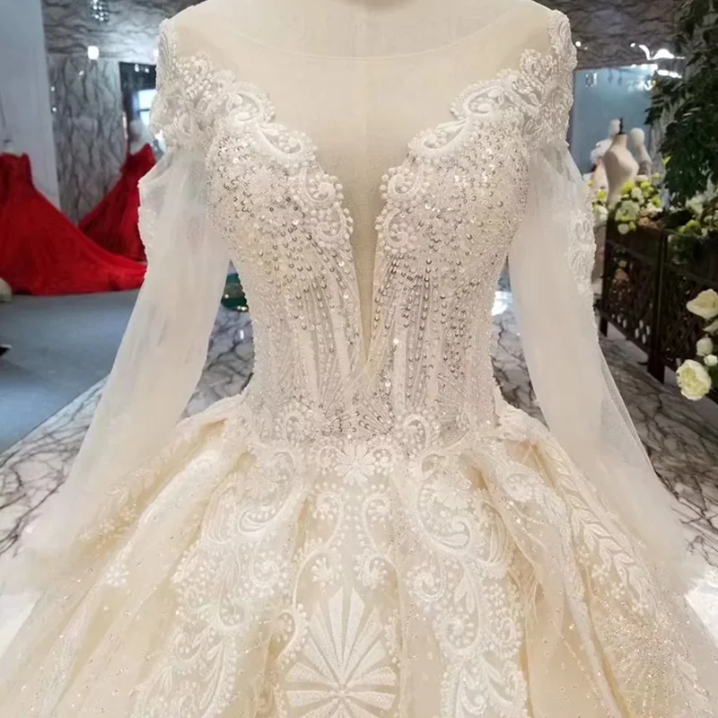 Платье свадебное цвета шампанского с длинным шлейфом круглым вырезом и длинными