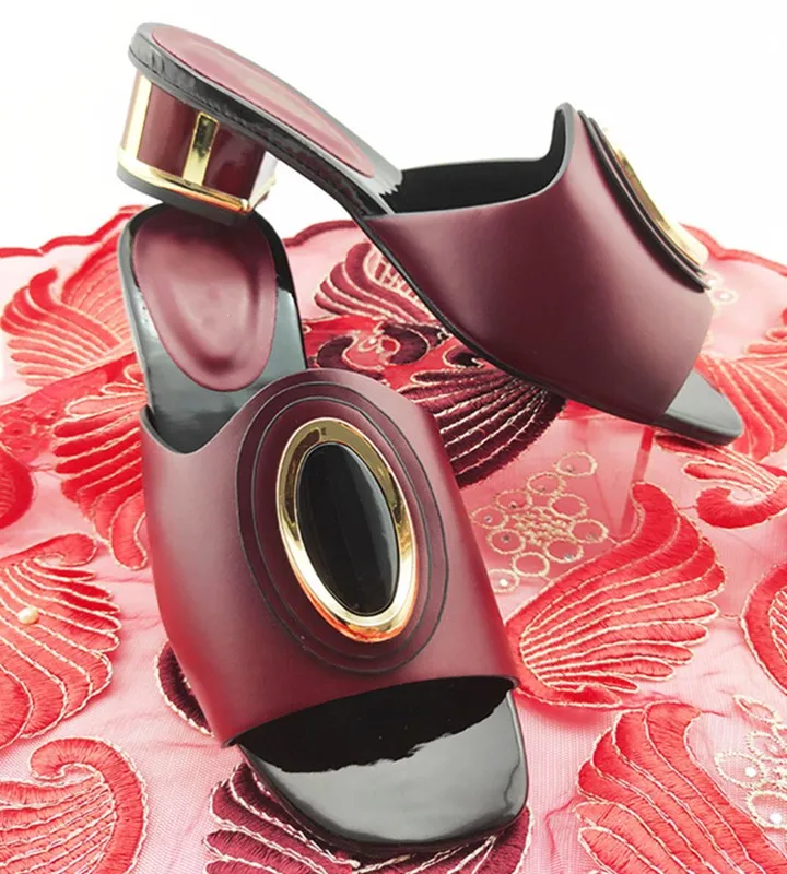 Красивые женские босоножки небесно голубого цвета с металлическим украшением