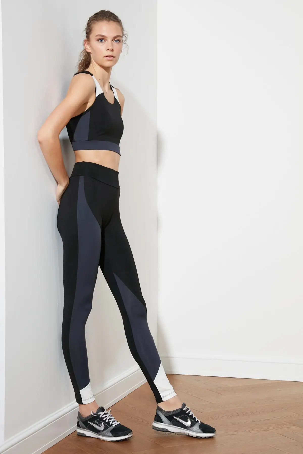 

Trendyol With Color Block Sports Leggings TWOSS21TY0082