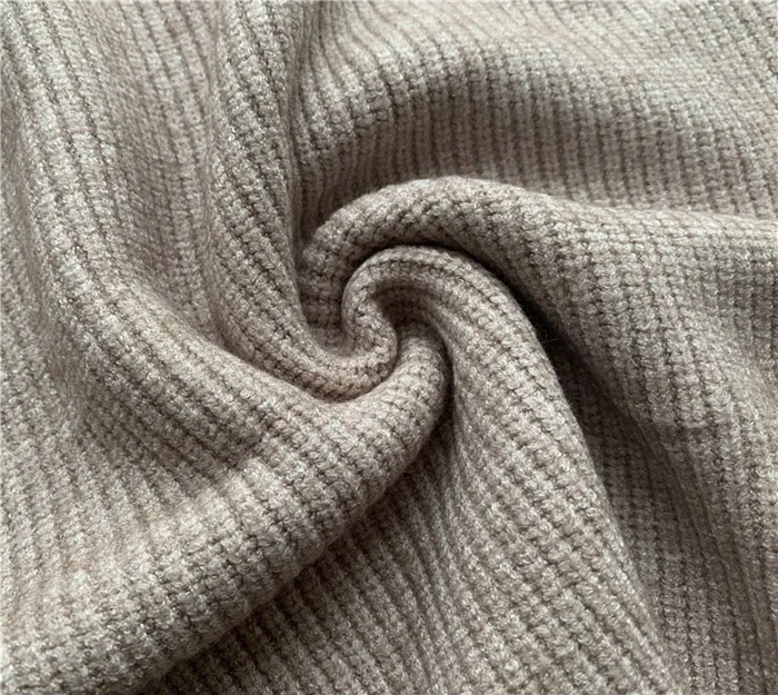 Женский трикотажный свитер с открытыми плечами и жемчугом комплект юбкой новый