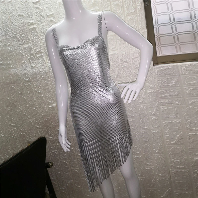 Блестящее мини-платье с кисточками и блестками перекрещивающимися лямками