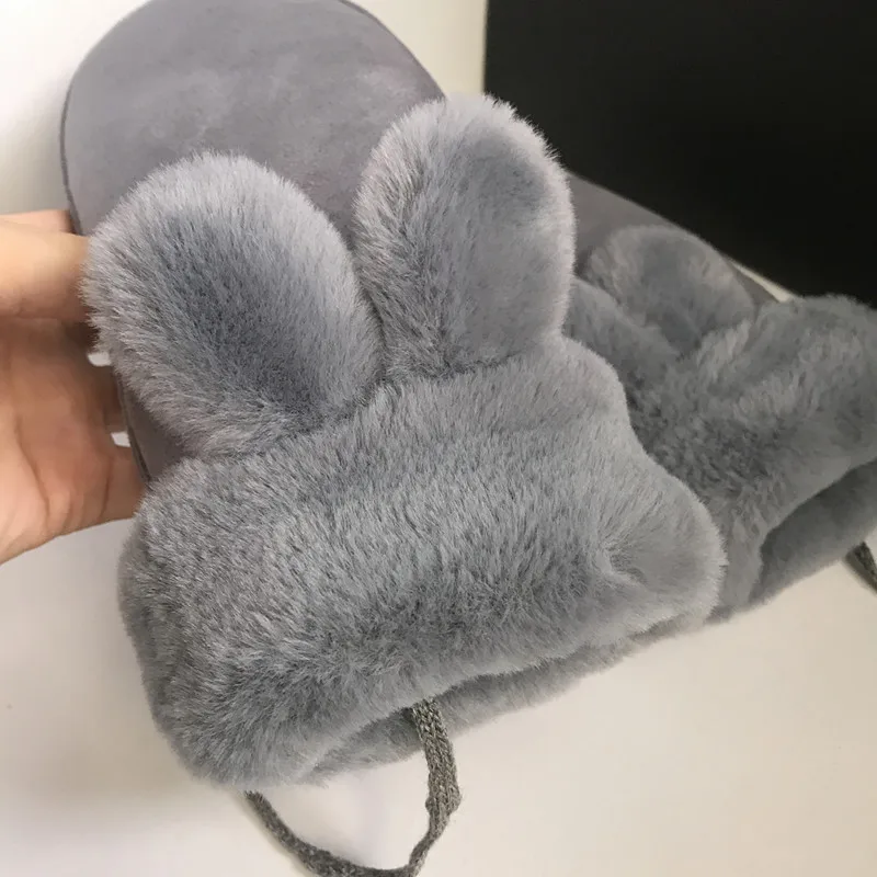 Перчатки однотонные утепленные с лямкой на шее зимние теплые мягкие уютные