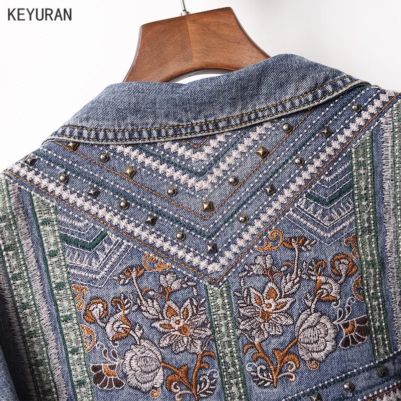 Женская джинсовая куртка большого размера с вышитыми цветочными заклепками и