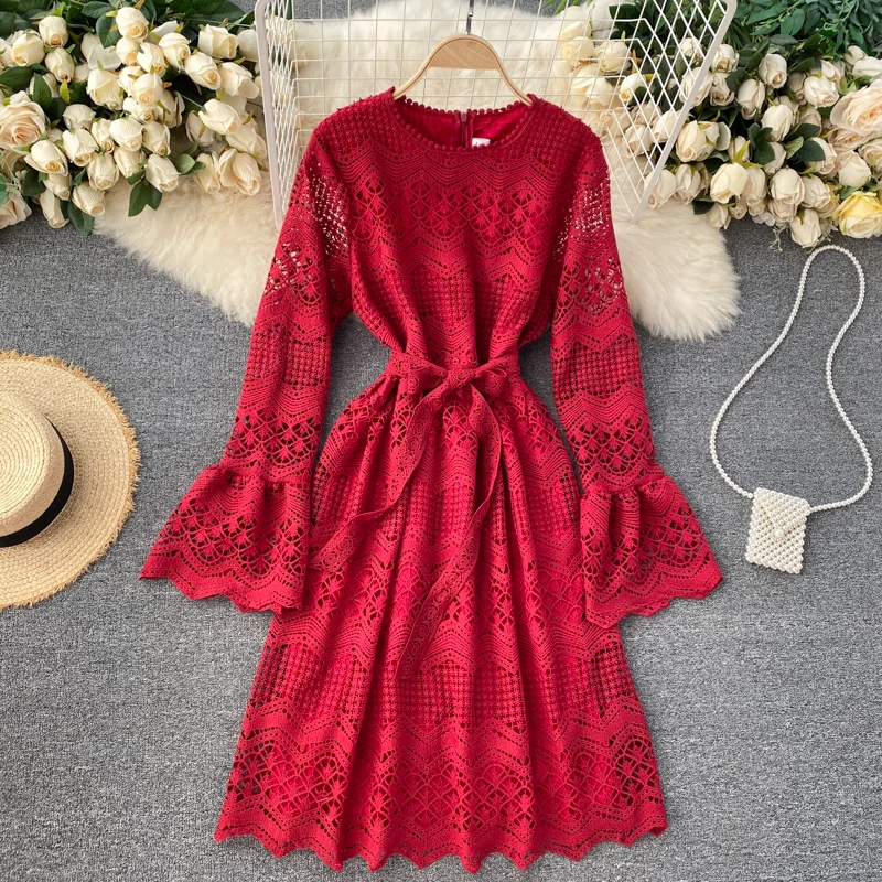 

Женское кружевное платье до колена, розовое/красное/черное ажурное платье с круглым вырезом, длинным рукавом-фонариком и поясом, осень 2020