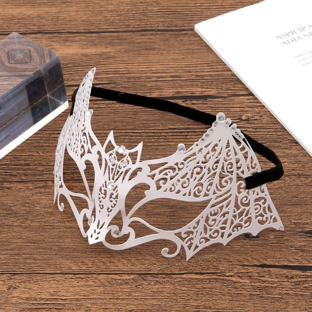 Металлическая маска с бриллиантами