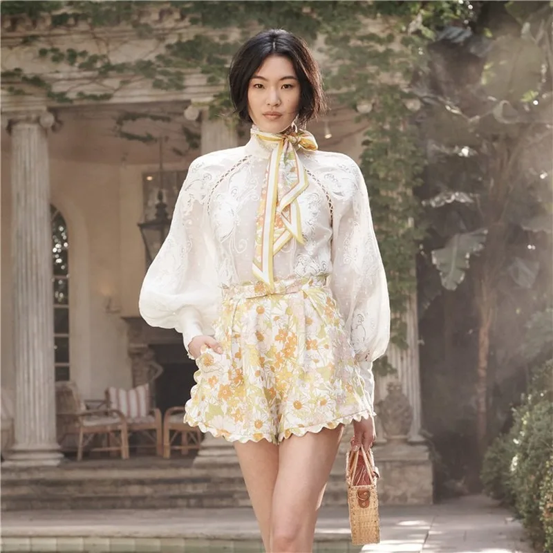 Женский модельный костюм из двух предметов блузка с рукавами-фонариками и шорты