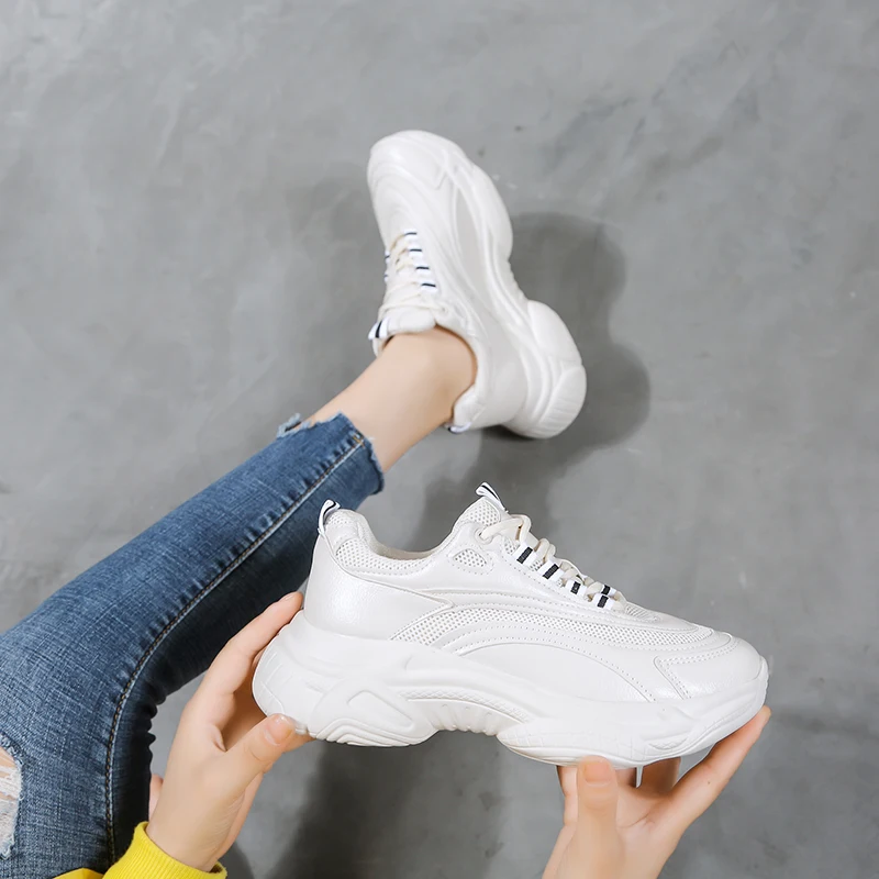 Новинка 2019 года белые женские кроссовки на массивном каблуке Повседневная