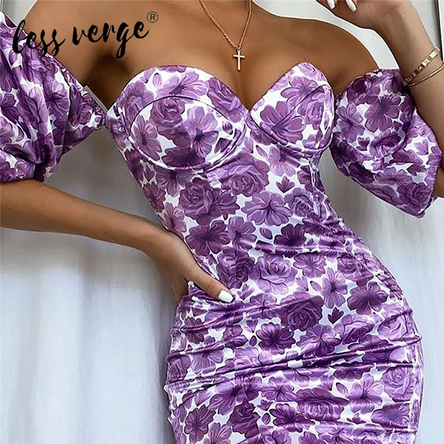 Женское короткое платье с цветочным принтом коротким рукавом и открытыми