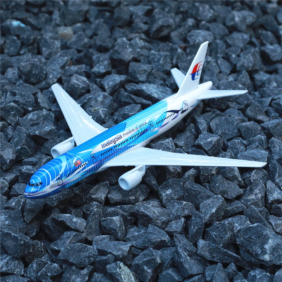 

Malaysia Airlines Waves B777 Aircraft Alloy Diecast Model 15cm World Aviation Collectible Miniature Souvenir Ornament