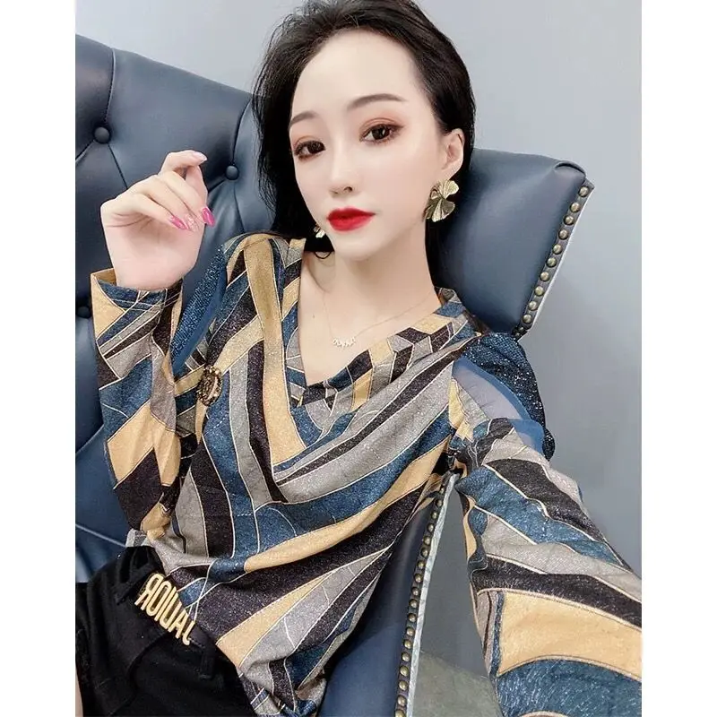 

2021 spring and autumn new fashion color matching V-neck T-shirt for women