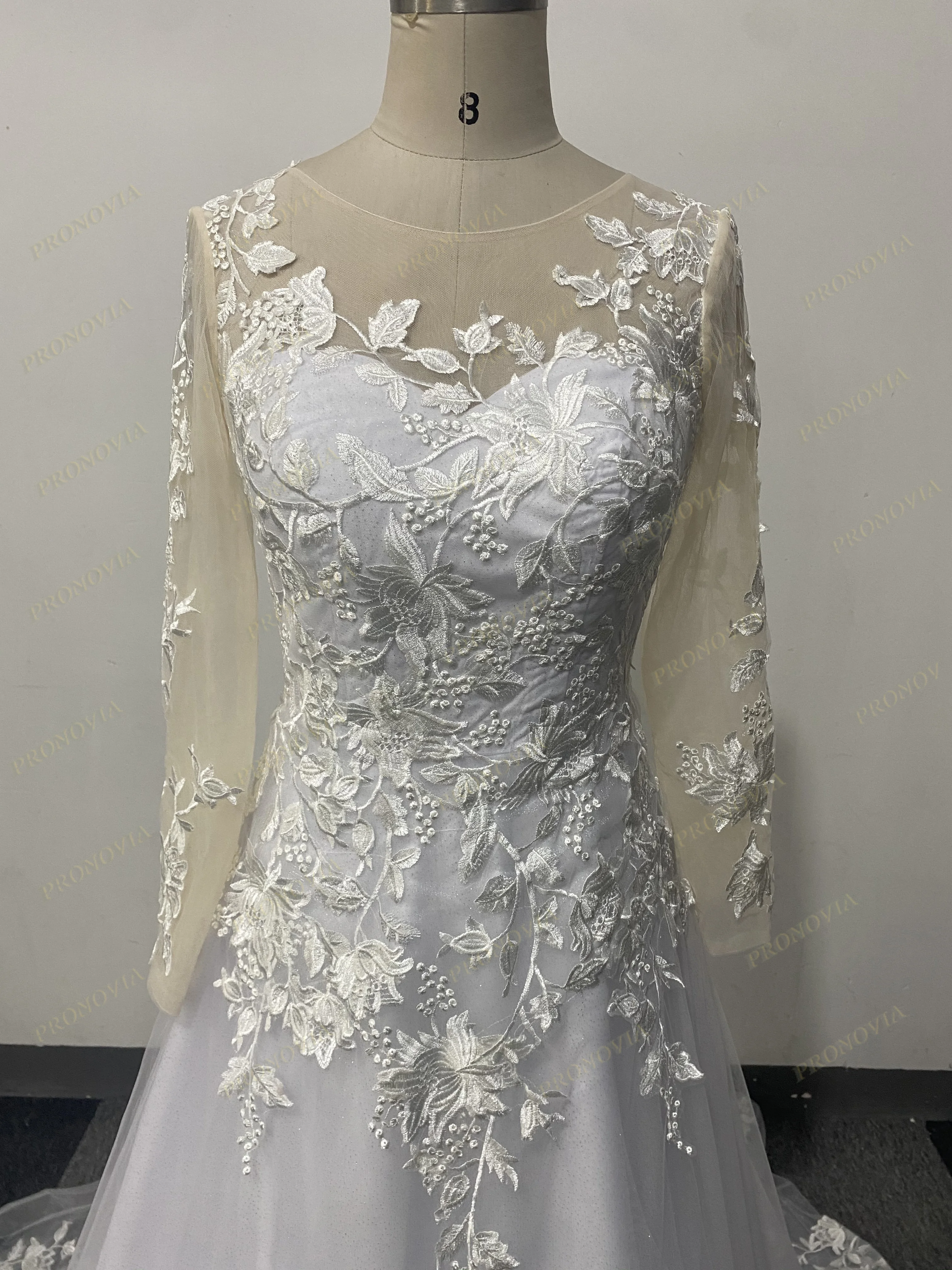Кружевное свадебное платье с аппликацией из блестящего тюля длинными рукавами и