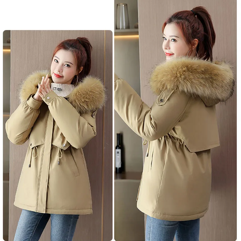 Женская ветровка с капюшоном и воротником из искусственного меха черная