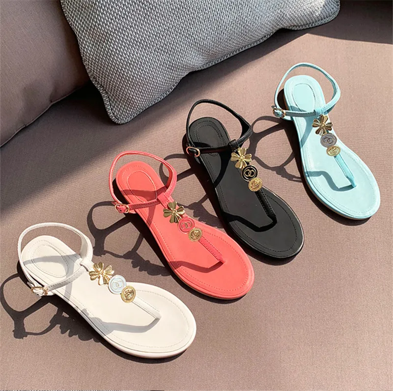 2020 модная летняя одежда с металлическими украшениями Женские сандалии для